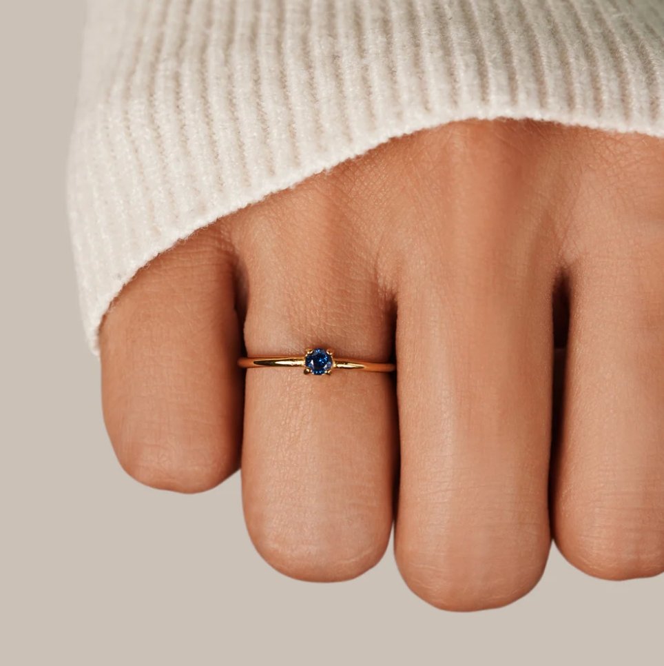Bague en or avec pierre de naissance
